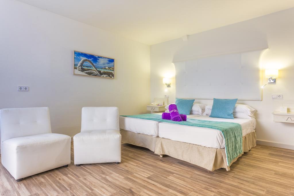 Fergus Style Cala Blanca Suites 산타 폰사 외부 사진