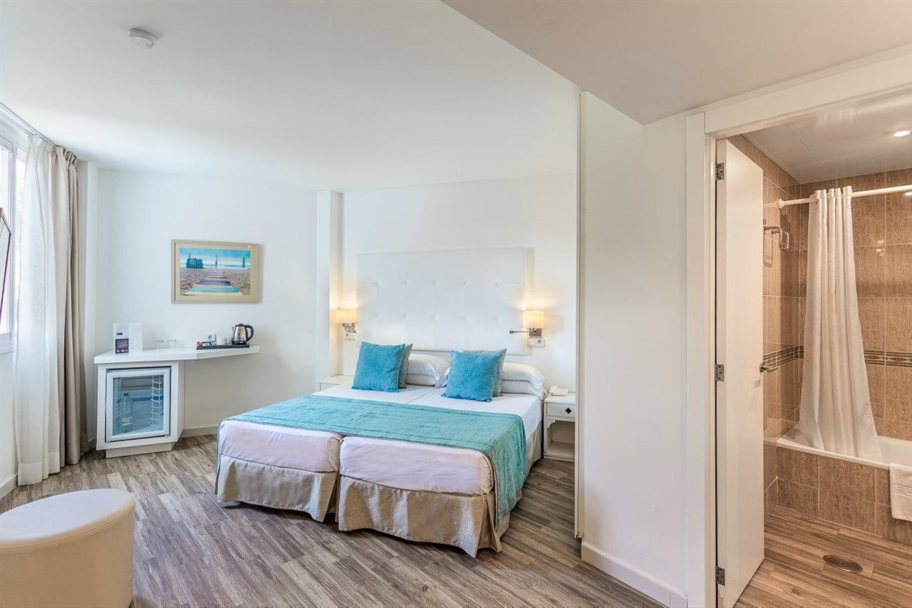 Fergus Style Cala Blanca Suites 산타 폰사 외부 사진